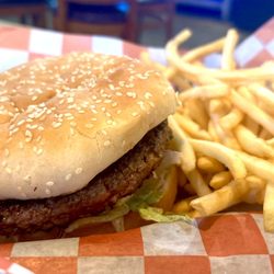 BoatHouse Cafe & Grille - Hamburger (w/fries)