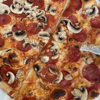 Punto Virgola - Pizza Salami - Italian Near Me - Berlin, BE Punto Virgola - Pizza Salami - Italian Near Me - Berlin, BE