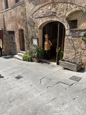 OSTERIA ACQUACHETA dal giovedì al lunedì pranzo e cena necessaria la prenotazione L'OSTESSA E L'OSTE AUGURANO BUONA VITA by null