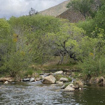Johnny McNally’s Fairview Lodge - Beautiful river along the back of the property - American Near Me - Kernville, California