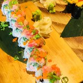 Foto de Sushi Hana - Bloomfield Hills, MI, Estados Unidos. Volcano roll = good