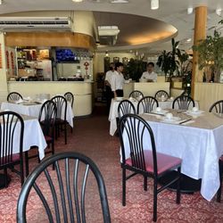 Fook Yuen Seafood Restaurant - Looks nice, but needs new carpet & modernization!