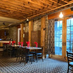 Spice & Tonic - Indian Cuisine & Bar - Inside: super clean and beautiful