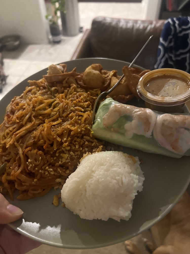 Food from Dee Thai Express