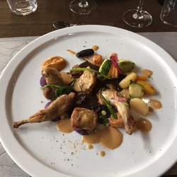 La Pangée - Désossé de caille à l'huile d'Olive sauce noire, écrasé de vitelottes et légumes variés