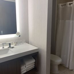 King bathroom - Clean!