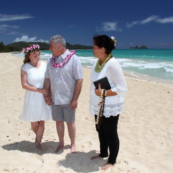 Hawaii Weddings.Net - Nani performing the vow ceremony! Waimanalo Bay. - Wedding Planning Near Me Hawaii Weddings.Net - Nani performing the vow ceremony! Waimanalo Bay. - Wedding Planning Near Me