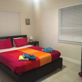 The Blue House - The red room (r) - Guest Houses Near Me - Fort Lauderdale, Florida