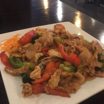 Chilli Thai - Pad Kee Mow w/extra chicken and shrimp - Thai Near Me - Carrollton, Texas