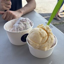 Blueberry and vanilla ice cream with marshmallow sauce Blueberry and vanilla ice cream with marshmallow sauce