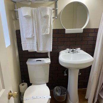 Villa Brasil Motel - Interior of bathroom - Hotels Near Me - Los Angeles, California Villa Brasil Motel - Interior of bathroom - Hotels Near Me - Los Angeles, California
