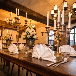 Restaurant Tafelrunde - Große Tafel mit Platz für 10 Gäste