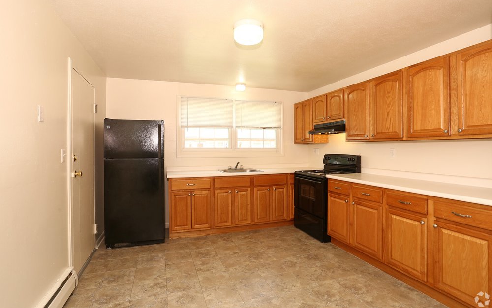 DEERFIELD WINDSOR APARTMENTS Updated August 2024 12 Photos 782 Windsor Ave, Windsor