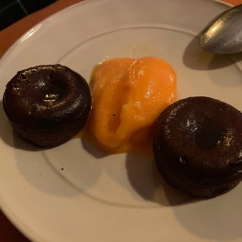 Trásca - Chocolate fondant (lava cake) with orange sherbet. - Tapas Bars Near Me - Porto, 13