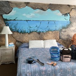 Beach Front Motel - Mural over the bed.