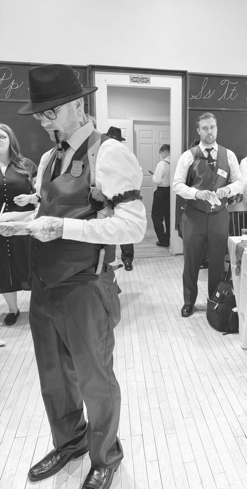 Schraders Tuxedo Rental and Drycleaners Logo