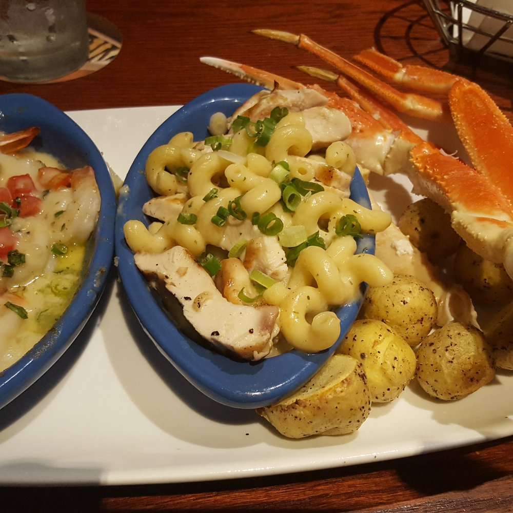 Red Lobster - Trio with garlic butter shrimp, chicken pasta, and snow crabs - Seafood Near Me - Clearwater, Florida Red Lobster - Trio with garlic butter shrimp, chicken pasta, and snow crabs - Seafood Near Me - Clearwater, Florida