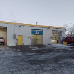 Farmington Car Wash - This place is busy.