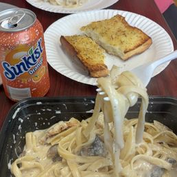 Fettuccine Alfredo with Chicken Fettuccine Alfredo with Chicken