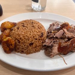 El Patio Dominican Restaurant - El crujiente "roasted pork", con arroz, y maduro. With rice and plantain.