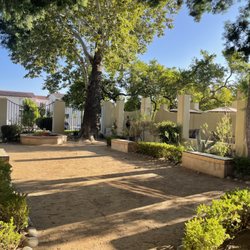 Hill Avenue Branch Pasadena Public Library - Outdoor garden courtyard