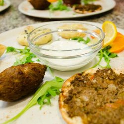 I Cuochi Dentro - Pizzetta artig.con carne,verdure e concent. d melograno. Kebbe:crocchetta di carne magra e grano ripiena di ragù bianco di vitella.