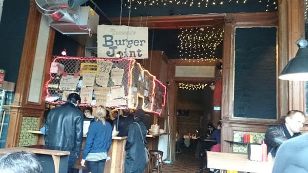 Tommis Burger Joint, Mitte by null