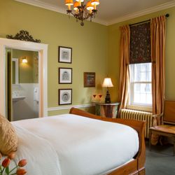 Glen Gordon Manor - Briargate room bed with luxurious furnishings