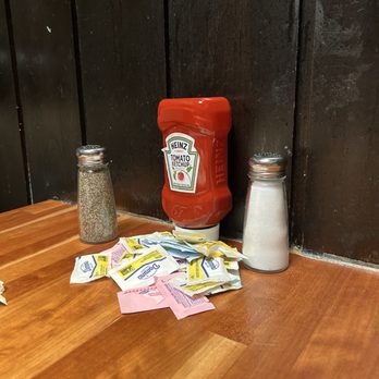 Cheddar's Scratch Kitchen - Pile of sugars on my table when I sat down - American Near Me - Albuquerque, New Mexico