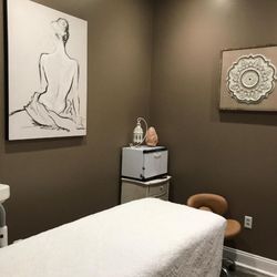 Amy's Salon - Massage and facial room