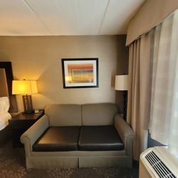 Holiday Inn South Kingstown - Couch in King room