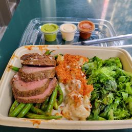 Steak plate with green beans, mac & cheese, and mixed greens