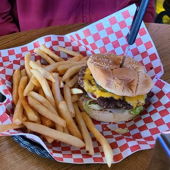 Country Grill - Cheeseburger - Bars Near Me - Klamath, California
