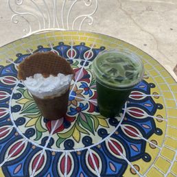 Stroolwaffel latte, matcha tonic Stroolwaffel latte, matcha tonic