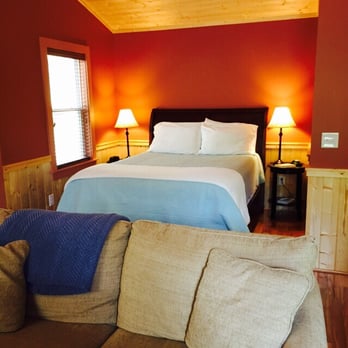 Frog Holler Cabins - Queen size bed- Papa John's Cabin - Guest Houses Near Me - Elkin, North Carolina
