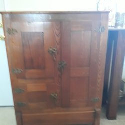 R H Lee & Co Auctioneers - Antique refrigerator