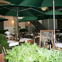Schön mediterran die Terasse im Rosengarten