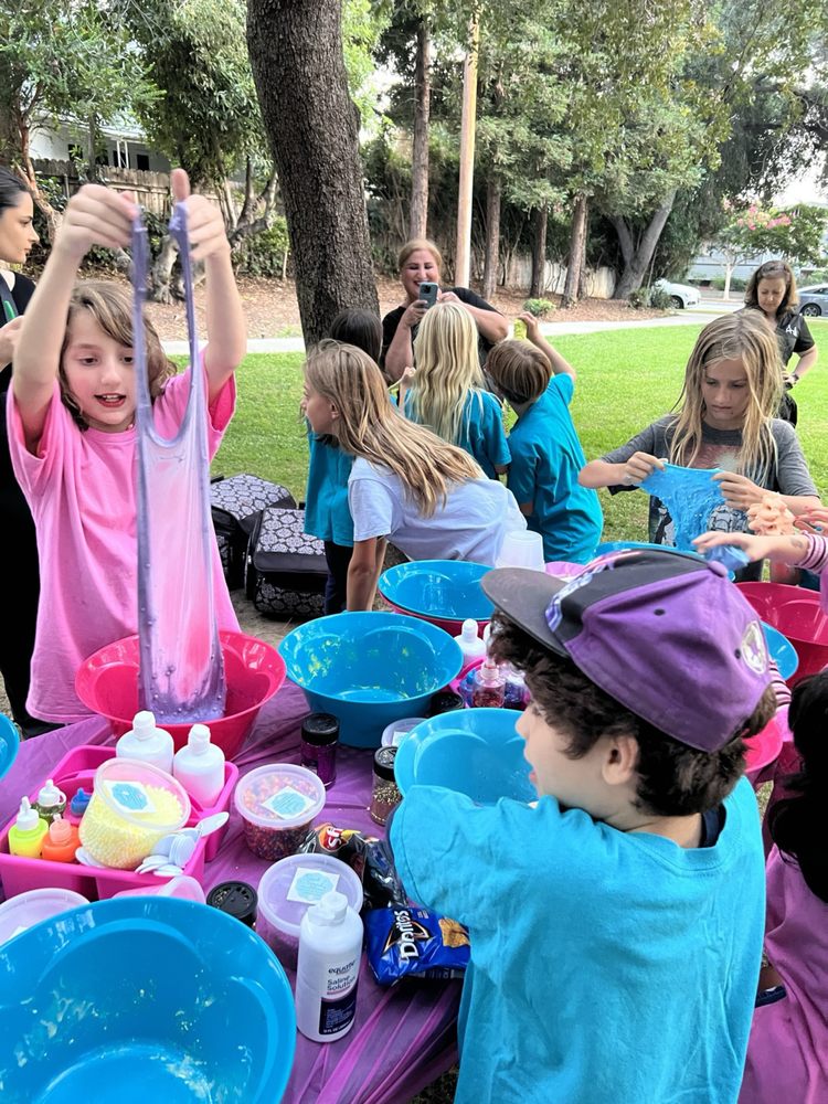 Sweet and Social Kids Entertainment Logo