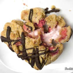 Julie Cookie's Bike - Le "Cucul la Praline":  cookie spécial Saint Valentin: praline rose, fourrage à la guimauve, nappage de chocolat