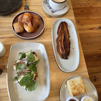 Husk - Smoked fish toast, apple beignets, cheese grits, bacon, biscuit with apple butter - American Near Me - Charleston, South Carolina Husk - Smoked fish toast, apple beignets, cheese grits, bacon, biscuit with apple butter - American Near Me - Charleston, South Carolina