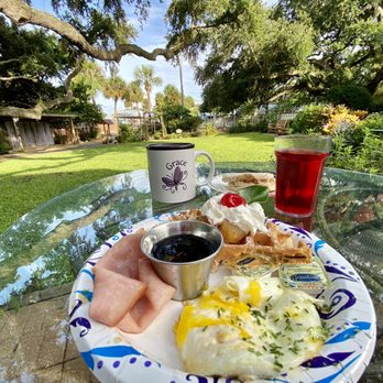 Cedar Key Bed & Breakfast - Breakfast in the garden - Bed & Breakfast Near Me - Cedar Key, Florida