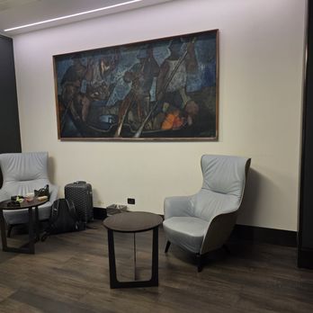 Club Sea - Leonardo - Seating area - The nicer side to the left ... - Airport Lounges Near Me - Segrate, Michigan