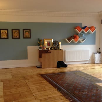 Meadowlark Yoga - The main floor studio with 2 massive floor to ceiling windows, frosted for discretion. Airy & beautiful space to practice in - Yoga Near Me - Edinburgh, EDH