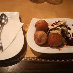 Restaurant Athen - Loukou-Van mit Eis, Honig und Schokosauce