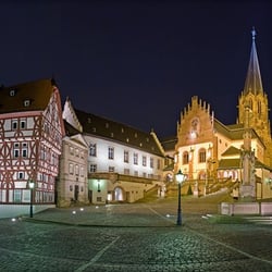 Aschaffenburg - Herz-Jesus-Kirche mit gegenüberliegendem wunderschönen Fachwerkhaus