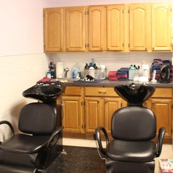 Zelda's Hair Clinic and Day Spa - Inside salon