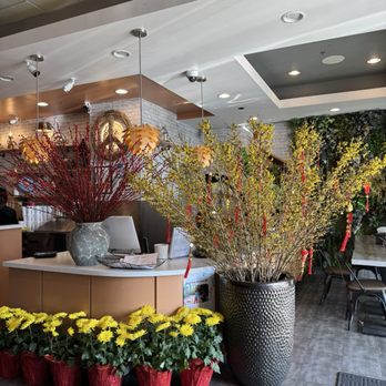 Ghien Bun Bo - More beautiful flowers at the cashier station - Noodles Near Me - Westminster, California