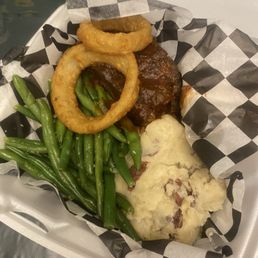 Meatloaf, Mashed potatoes & Sautéed green beans
