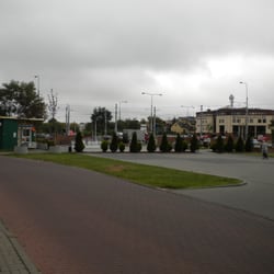 Skwerek z fontanną na Bemowie - Skwerek. Widok od strony bazaru.