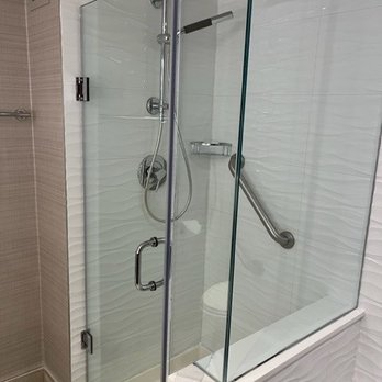 Pan Pacific - Small, tightly spaced shower. - Hotels Near Me - Toronto, Ontario